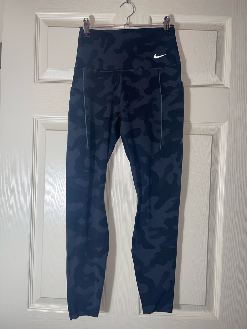 Nike Women's Black & Dark Gray Camo High-Rise Leggings